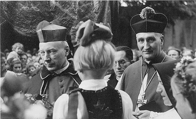 	Prymas Stefan Wyszyński (z lewej), choć uważał wymuszony przez władze komunistyczne wybór ks. Cymanowskiego (z prawej) na wikariusza kapitulnego za nieważny, szanował duchownego, uznając, że „nie poprowadzi kapłanów na niewłaściwe drogi”. 