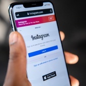 AFP: Instagram zmuszony do usunięcia treści influencerów reklamujących napoje alkoholowe