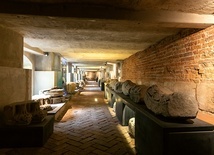 Podziemna trasa wśród archeologicznych znalezisk.