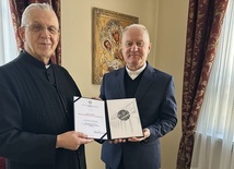 Medal stulecia KUL dla bp Mieczysława Cisły