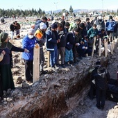 Turcja. Ratownicy nadal znajdują żywych ludzi, ale przygotowywane są również masowe groby