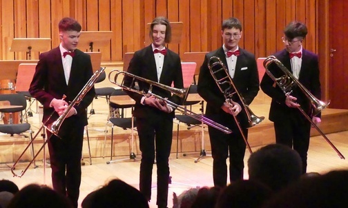 Kwartet puzonowy Tromboys na scenie bielskiej szkoły muzycznej - dla Hospicjum św. Kamila.