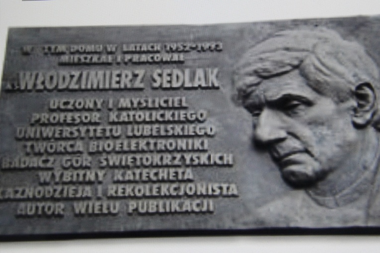 Pamiatkowa tablica na budynku parafialnym radomskiej katedry.