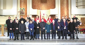 	Krwiodawcy i członkowie Klubu po Mszy św. jubileuszowej.