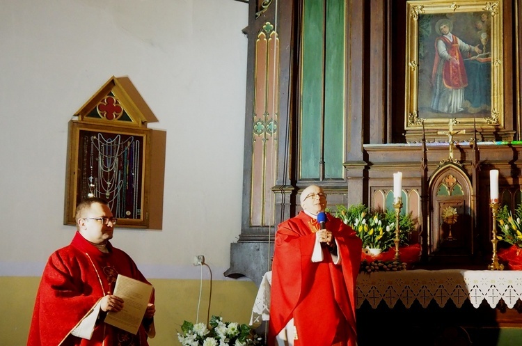 Modlitwę w kaplicy św. Walentego przy jego obrazie poprowadził ks. Szymon Mucha. Z lewej ks. Mariusz Chamerski.