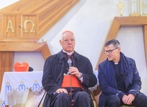 W spotkaniu towarzyszył kardynałowi jego sekretarz ks. Sławomir Śledziewski, który tłumaczył jego wypowiedzi.