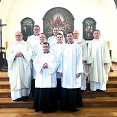 	Alumni z rektorem  oraz opiekunem rocznika ks. Pawłem Tilem (z lewej)i ojcem duchownym ks. Grzegorzem Kolbiarzem.