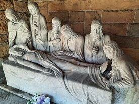 Stacja XIV – złożenie ciała Jezusa w grobie.