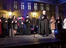 Bp Piotr Greger podczas wspólnej modlitwy.