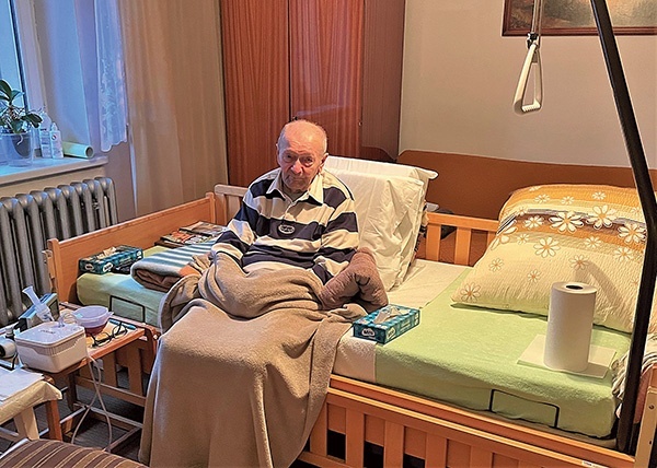 Z hospicyjną pomocą Ireneusz Wróbel z Dankowic wraca do sił.