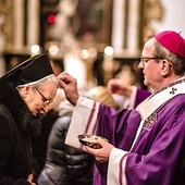 Abp Wojda posypał popiołem głowy uczestniczących we Mszy św.