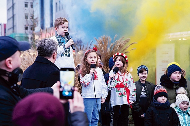 Ukraińskie dzieci występowały pod Urzędem Marszałkowskim Województwa Łódzkiego.