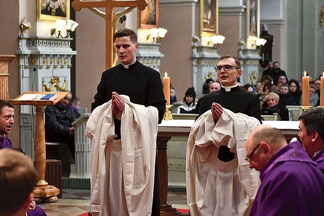 Liturgii przewodniczył bp P. Socha. Na zdjęciu (od lewej): kl. Łukasz Kozakiewicz i kl. Adam Jędrzejewski.