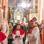 ▲	Drogę Krzyżową poprowadził ks. Arkadiusz Harbar, delegat ds. ochrony dzieci i młodzieży oraz dorosłych osób bezradnych w diecezji świdnickiej.