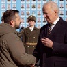 Joe Biden w rozmowie z Wołodymyrem Zełenskim przed Murem Pamięci Poległych za Ukrainę w Kijowie 20 lutego 2023 roku.