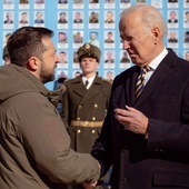 Joe Biden w rozmowie z Wołodymyrem Zełenskim przed Murem Pamięci Poległych za Ukrainę w Kijowie 20 lutego 2023 roku.
