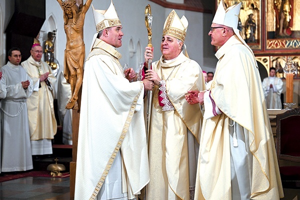 ▲	Przekazanym bp. Zielińskiemu pastorałem posługiwał się pierwszy biskup naszej diecezji Ignacy Jeż.