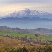 Etna góruje nad drogą łączącą Ennę z Katanią.