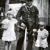 Przodownik Jan Tetla z córkami na odpuście w Łaziskach Średnich, rok 1932.