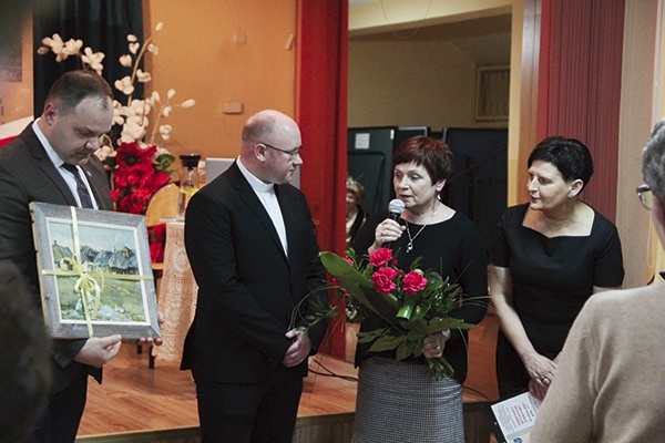 ▲	Za wkład w uczczenie 160. rocznicy powstania dziękowała kapłanowi m.in. burmistrz Marta Herduś.
