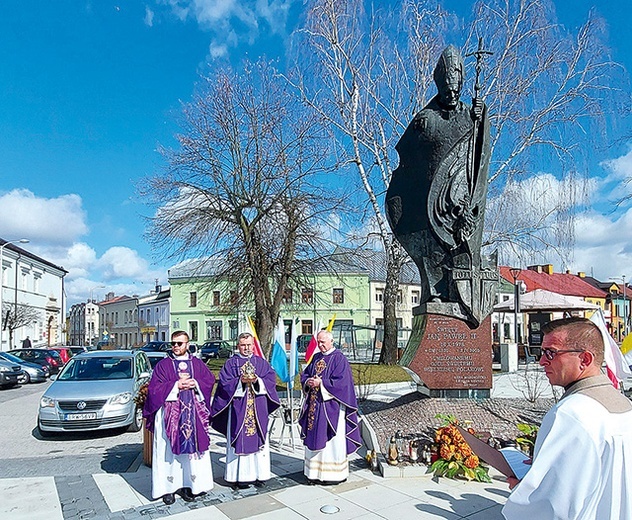 ▲	W Rawie Mazowieckiej pod pomnikiem papieża spotkali się proboszczowie i ludzie ze wszystkich miejskich parafii.