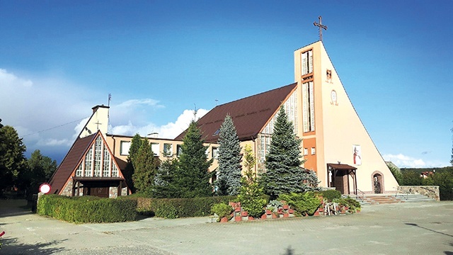 Kościół dominuje w zabudowie wsi.