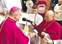 Biskup wręczył kanonikom pierścienie mające im przypominać o zaślubinach z Chrystusem i Kościołem.