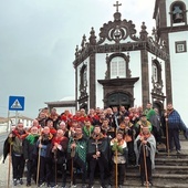 Grupa pielgrzymów z Ribeira Quente  przed kościołem  w Faja de Baixo.