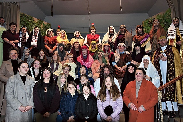 ◄	Jezusa, Maryję, Marię Magdalenę i apostołów zagrali członkowie grupy teatralnej NieZwykły Teatr na Korabce.