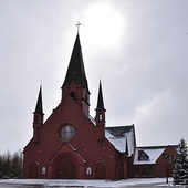 ▲	Kościół zbudowano według projektu Wiesława Kupścia.