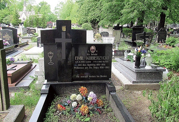 Grób ks. Emila Kobierzyckiego  na bytomskim cmentarzu Mater Dolorosa.