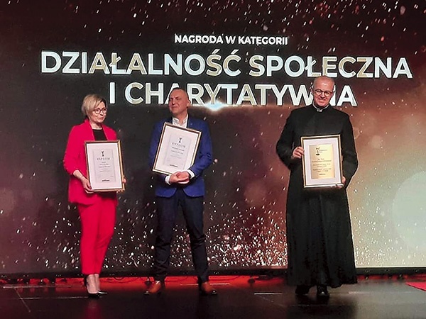 ▲	Wręczenie nagrody w plebiscycie za I miejsce w powiecie dzierżoniowskim i I miejsce w województwie dolnośląskim.
