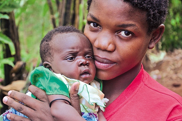 Dziecko w Afryce to błogosławieństwo. Na zdjęciu mama ze wsi Pigmejów (Rwanda)