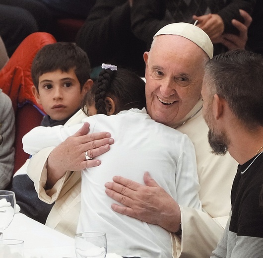 Papież Franciszek często zaprasza do Watykanu biednych, bezdomnych, migrantów.