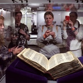 Pochodzący z X wieku Kodeks Sassoona można oglądać w Muzeum Narodu Żydowskiego w Tel Awiwie.