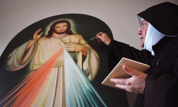 Podczas pracy nad obrazem s. Teresa „zaprzyjaźniła się” ze św. Faustyną. – Teraz na moim klęczniku leży „Dzienniczek” i czuję jej bliskość – mówi.