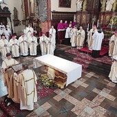 Znaczącym elementem obrzędu jest otwarta księga Pisma Świętego nad głową konsekrowanego.