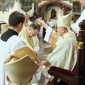 Głównym konsekratorem był metropolita wrocławski abp Józef Kupny.