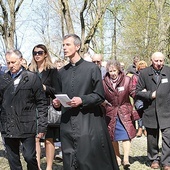 ▲	Uczestnicy III diecezjalnego dnia skupienia KWC przeszli wokół sanktuarium św. Stanisława Kostki, rozważając 14 stacji paschalnej Drogi Światła.
