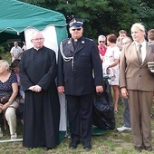 	Ks. Tomasz Biszko (w środku) w galowym mundurze.