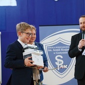 Szczęśliwy Przemek Michalski z nagrodami dla zdobywcy II miejsca.