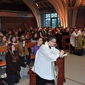 Młodzi z różnych stron diecezji spotkali się na czuwaniu w intencji powołań.