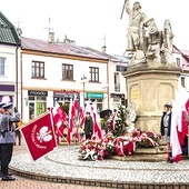 ▲	Manifestacja pod pomnikiem Bartosza Głowackiego w Tarnobrzegu.