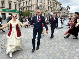 Poloneza tańczyli zarówno przedstawiciele władz miasta i województwa, jak i zwykli mieszkańcy.
