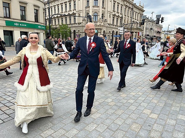 Poloneza tańczyli zarówno przedstawiciele władz miasta i województwa, jak i zwykli mieszkańcy.