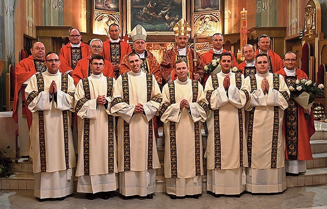 Diakoni, ich proboszczowie i przełożeni z biskupami diecezji.