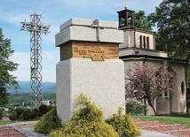 Na Kaplicówce miejsce polowego ołtarza  z 1995 r. upamiętnia  obelisk.