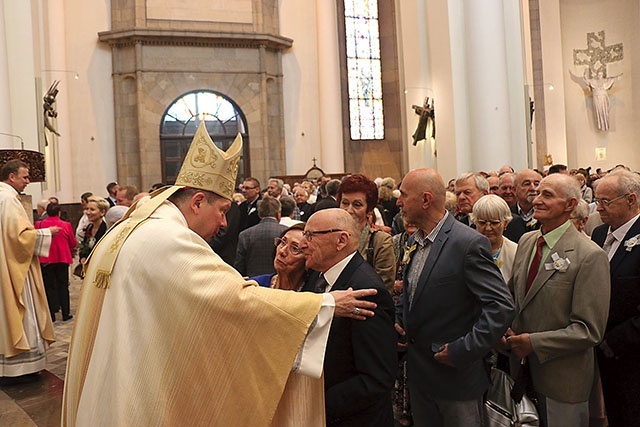 Każdego roku małżeństwa otrzymują indywidualne błogosławieństwo.