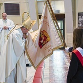 	Biskup uczcił chorągiew słupskiego „katolika”.