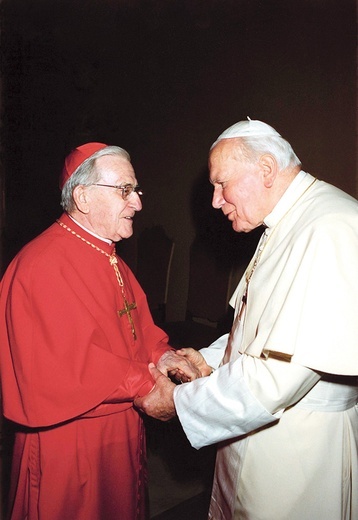 W lutym 1998 r. Jan Paweł II wyniósł 87-letniego misjonarza abp. Adama Kozłowieckiego SJ do godności kardynalskiej.